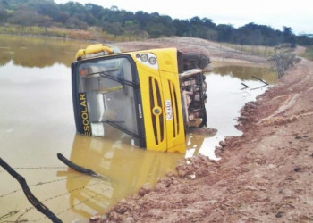 Ônibus com alunos tomba e cai em açude no Piauí